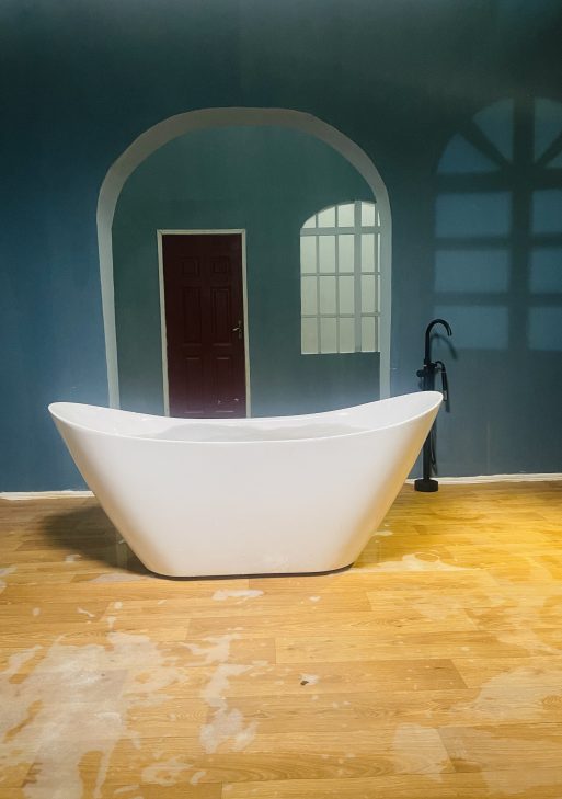 White-Free Standing Bathtub