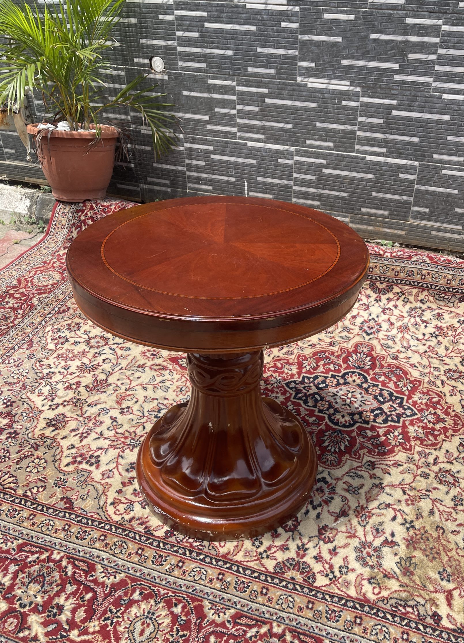 Traditional Round Pedestal Accent Table