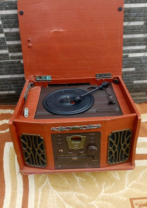 Retro Wooden Turntable & Multi-Media Music Center